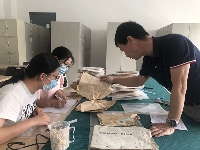 蘇州大學(xué)檔案系學(xué)生參與紙張酸化調(diào)研 蘇州大學(xué)檔案系學(xué)生參與紙張酸化調(diào)研