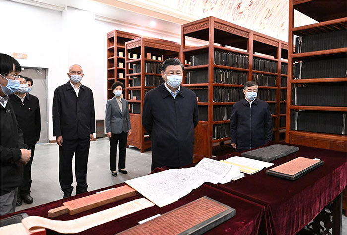 習(xí)近平1日下午在中國(guó)國(guó)家版本館考察時(shí)，在蘭臺(tái)洞庫了解館藏精品版本保存情況