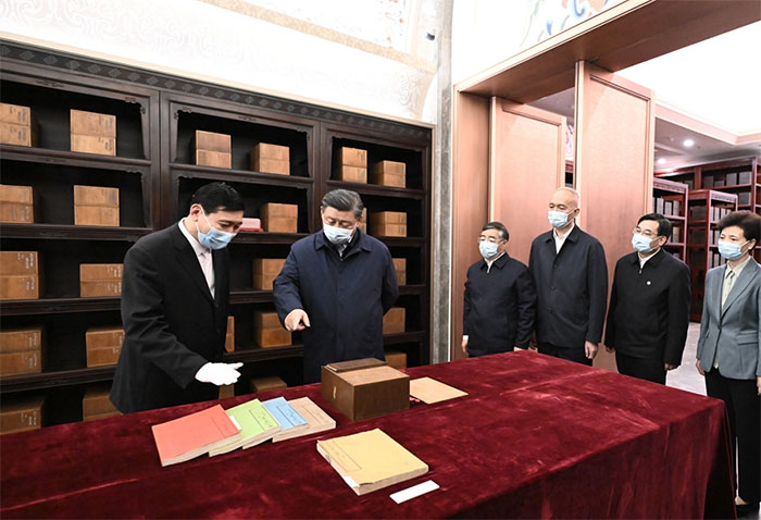 習(xí)近平1日下午在中國(guó)國(guó)家版本館考察時(shí)，在蘭臺(tái)洞庫了解館藏精品版本保存情況